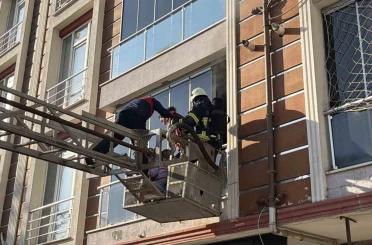 Tokat’ta apartman dairesinde yangın: Dumandan etkilenen anne ve çocukları balkondan tahliye edildi 