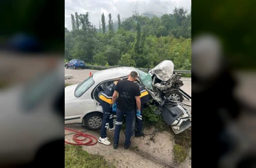 Tokat’ta kazada hurdaya dönen otomobildeki 5 kişi yaralandı 