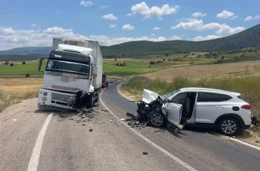 Tokat’ta otomobil ile kamyon çarpıştı: 4 yaralı 
