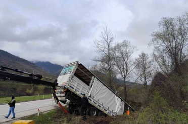 Tokat’ta tır devrildi: 3 kişi yaralandı, 6 hayvan telef oldu 