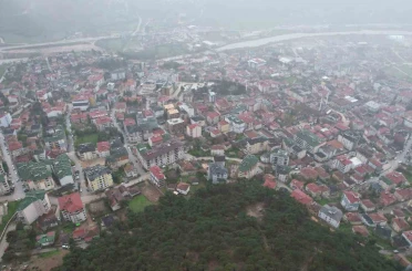 Tokat’ta toprak kayması nedeniyle 13 dairenin tahliye edildiği bölge dron ile görüntülendi 