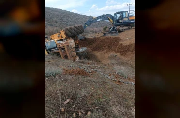 Tokat’ta uçuruma yuvarlanan traktörü kurtarmaya giden kepçe de devrildi 