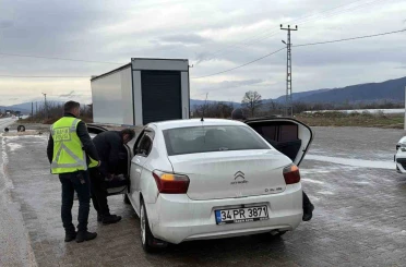 Tokat’ta uygulama noktasında bir araçta kaçak göçmen yakalandı 