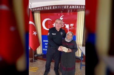 Tomarzalı yaşlı kadın, ördüğü çoraplarla yürekleri ısıttı 