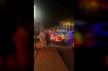 Toplu taşıma aracı ile otomobil çarpıştı: 9 yaralı 