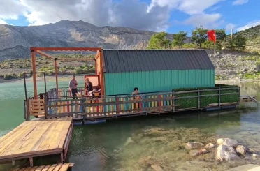 Tortum Gölü üzerinde yüzen ev ilgi odağı oldu 