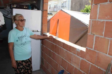 Torunu ve oğlu ile çadırda yaşam mücadelesi veriyor 