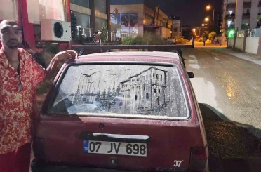 Tozlu araç görünce dayanamıyor, camları sanat eserine dönüştürüyor 