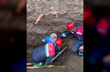 Trabzon’da belden aşağısı toprak altında kalan işçiyi itfaiye ekipleri kurtardı 