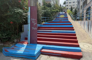 Trabzon’da kaldırımlar bordo maviye boyanıyor