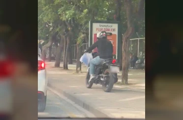 Trafiği beklememek için kaldırımdan yoluna devam etti 