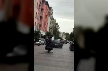 Trafiği tehlikeye atan motor sürücüsü ve yolcusuna ceza 