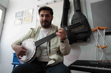 Trafik kazası sonrası engelli kalan genç öğretmenin azmi 