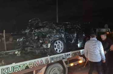 Trafik kazasında tırın altına aldığı otomobil, oto kurtarma aracının üzerinde alev aldı 