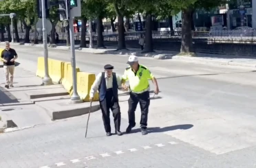 Trafik polisinin yürümekte zorlanan yaşlı adama yardımı yürekleri ısıttı 