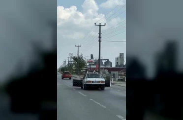 Trafikte akıl almaz anlar: Son ses müzikle kapıları açık vaziyette seyretti 