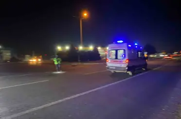 Trafikte kalan ambulansa polis ekiplerinden hızlı müdahale
