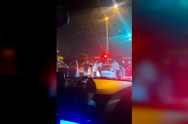 Trafikte yaşanan tekmeli, yumruklu kavgayı ayırmaya çalışan kadının zor anları kamerada 