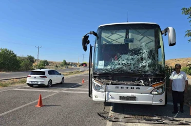 Traktör ve otobüs çarpıştı, kaza ucuz atlatıldı 