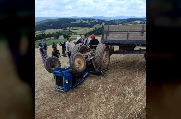 Traktörün altında kalan sürücü hayatını kaybetti, eşi ve kızı yaralandı 