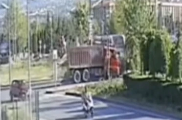 Tramvay ve kamyonun çarpıştığı kaza kamerada 