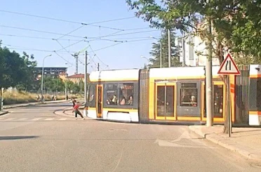 Tramvaydan tutunarak paten kayan çocukların tehlikeli yolculuğu 