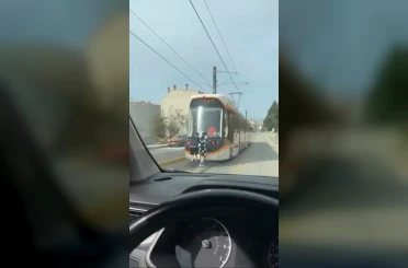 Tramvayın arkasına tutunan patenli çocukların tehlikeli yolculuğu 