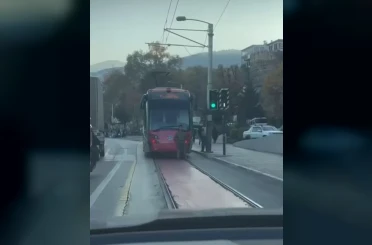 Tramvayın arkasına tutunarak yolculuk eden çocuk yürekleri ağıza getirdi 
