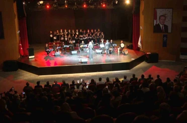 TRT Erzurum Radyosu Gençlik Korosu’ndan muhteşem yıl sonu konseri 