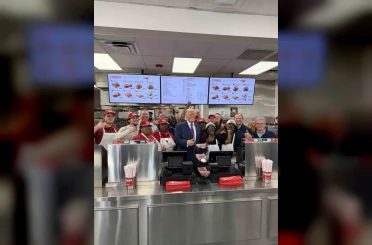 Trump, bir restoranı ziyaret ederek başkanlık uçağına götürmek için hamburger sipariş etti 