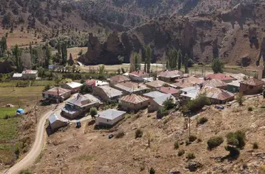Tufanbeyli’de kayalıkların arasında tarih ve doğa izleri

