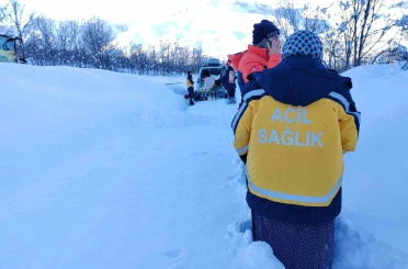 Tunceli’de ekipler karda 1 buçuk kilometre yürüyerek hastaya ulaştı 