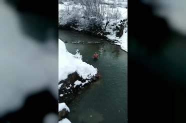 Tunceli’de sıra dışı anlar: Aynı vadide su samurları ve buz gibi suda yüzen gençler dikkat çekti 