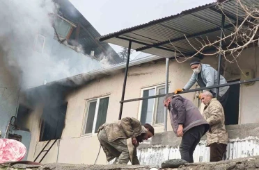 Tunceli’deki ev yangını ekiplerin müdahalesi ile söndürüldü 