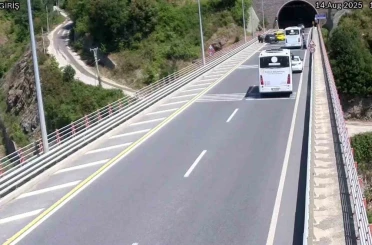 Tünel çıkışında geri manevra yapan halk otobüsü kazaya yol açtı 
