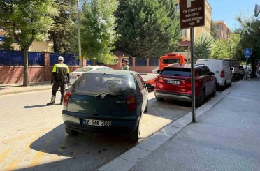 Tur otobüslerine ayrılan alana park eden araçlar ceza kesildi 