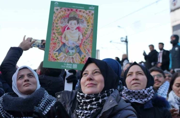 TÜRGEV, yılın ilk gününde Galata Köprüsü’nde Filistin için saf tuttu 