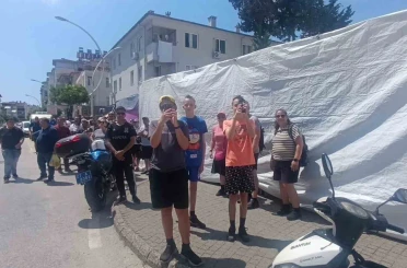 Turistler pazar alışverişini bırakıp yangın görüntüleme yarışına girdi 