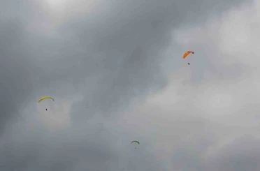 Turistler Uzungöl’ü gökyüzünden keşfediyor 