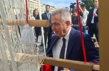 Türk bayrağı dokuma etkinliği başladı: İlk ilmek Vali Elban’dan
