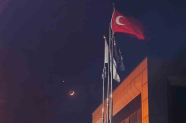 Türk bayrağı ile ay ve yıldız aynı karede 