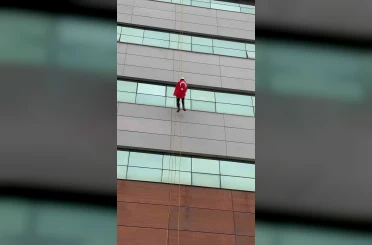 Türk bayrağına saldırıya Aydın’dan tepki: 30 metreye tırmanıp zirveye astı 