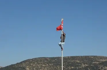 Türk bayrağını düzeltmek için direğe tırmandı
