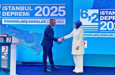 Türk Kızılay Manisa İl Başkanı Gürsel’e teşekkür belgesi 