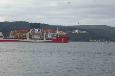 Türk sondaj gemisi Yıldırım Çanakkale Boğazı’ndan geçti 