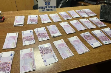 Türk vatandaşı ceplerine sakladığı 150 bin euroyla yakalandı 
