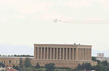 Türk Yıldızları’ndan Ankara semalarında prova uçuşu 