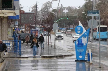 Türkiye baharı yaşarken, Erzurum güne lapa lapa karla uyandı 