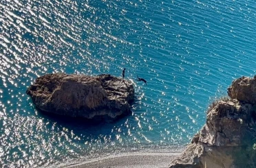 Türkiye kar tatilindeyken Antalya’da öğrenciler deniz keyfi yaptı 