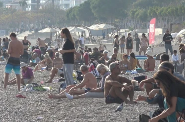 Türkiye soğukla mücadele ederken dünyaca ünlü sahilde yaz görüntüsü 